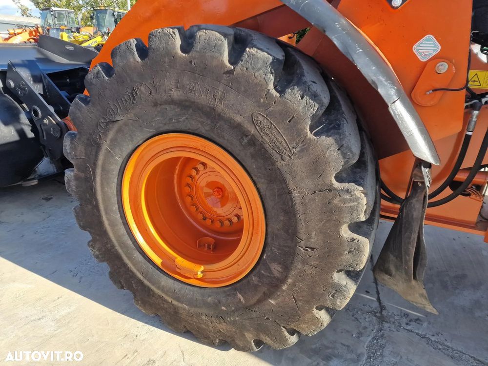 Hitachi ZW220, 2.140h, 8.833 km, CUPLA RAPIDA, CUPA 3,5mc, Masa operationala 20t, Anvelope Goodyear profil L5 90% ok, Gresare automata, VIRARE JOYSTICK, consum mediu 14,6l/h, an fabr 2020, camera spate, ridica la 4,2m,  CA NOU-PROMOTIE 119.900 EUR+Tva - 16