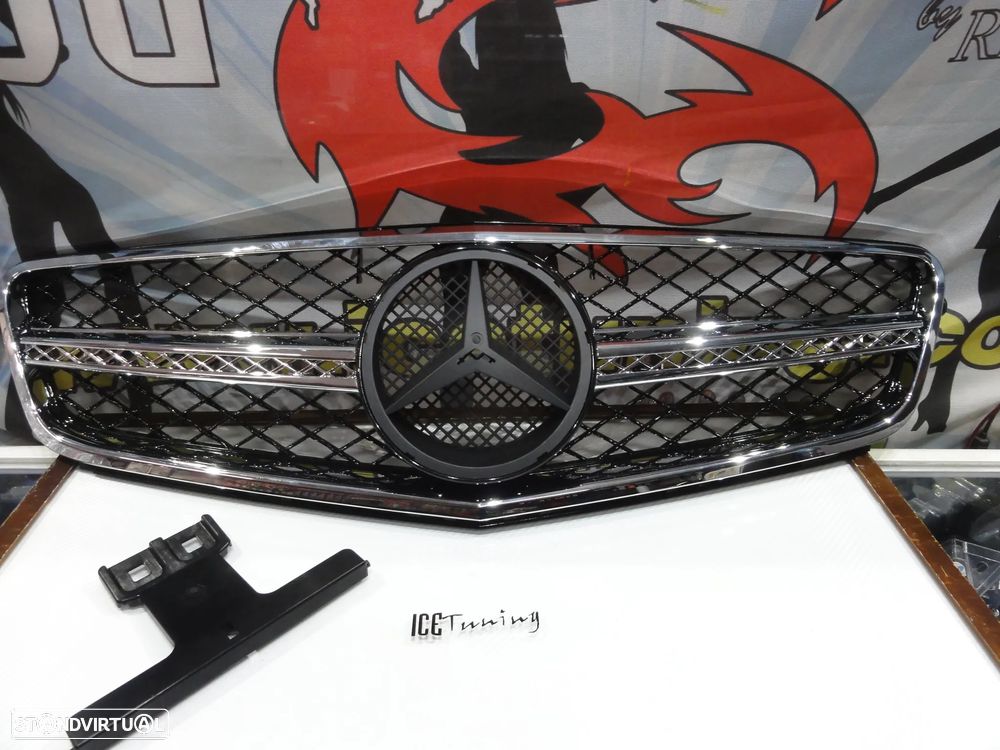 Grelha frontal para Mercedes Classe C W204 2007-2014 AMG / C63 look em cromado e preto piano brilhante em plástico ABS - 1