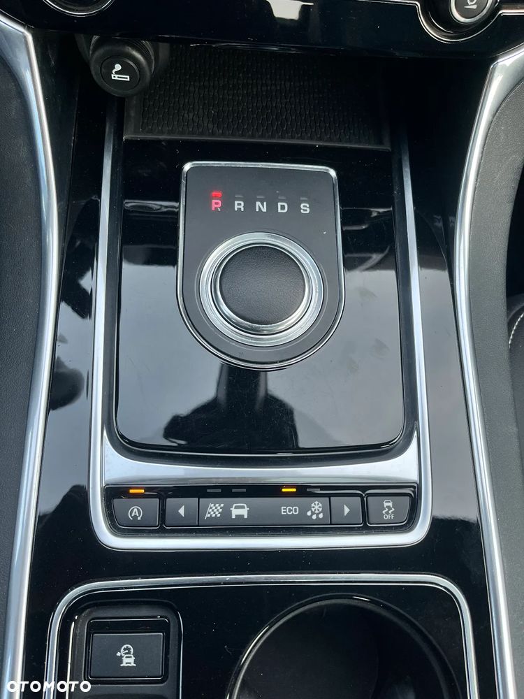 Jaguar XE 2.0 D AWD R-Sport - 33