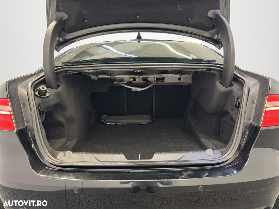 Jaguar XE 2.0 AWD R-Sport - 19