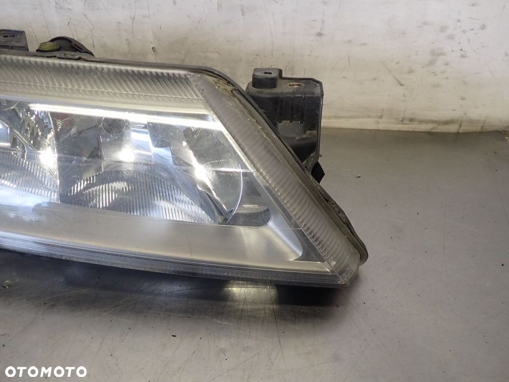 LAMPA PRAWA PRZEDNIA RENAULT LAGUNA II 2.2DCI 8200163324 - 3