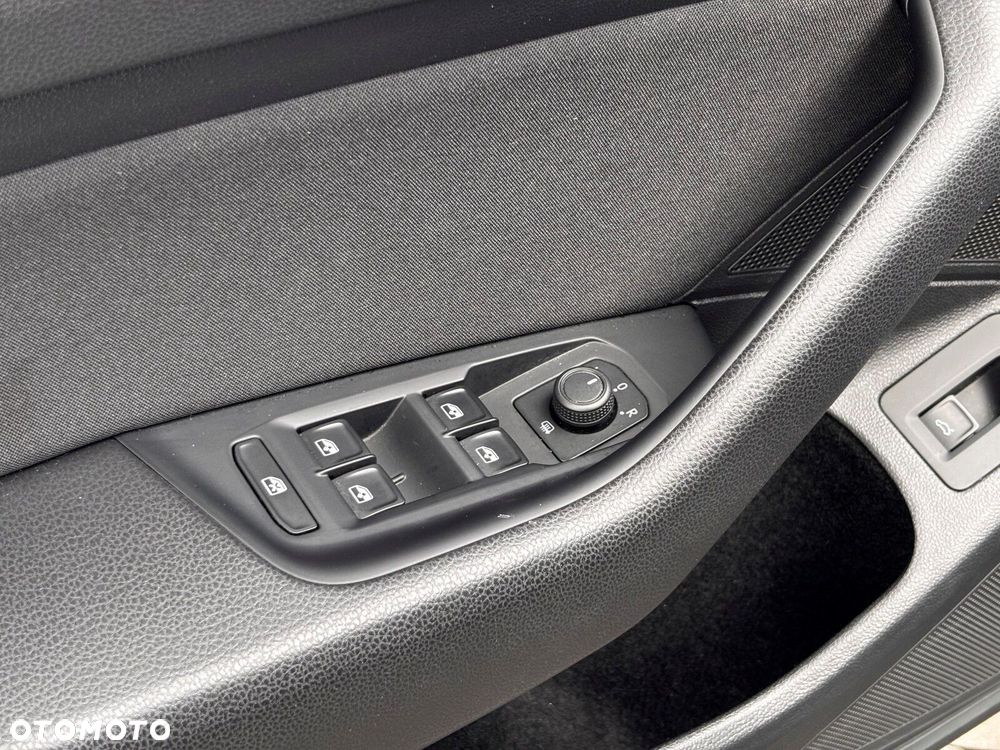 Volkswagen Passat Variant 2.0 TDI SCR Elegance DSG - 13
