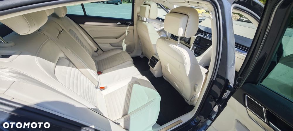 Volkswagen Passat 2.0 TDI SCR Highline - 14