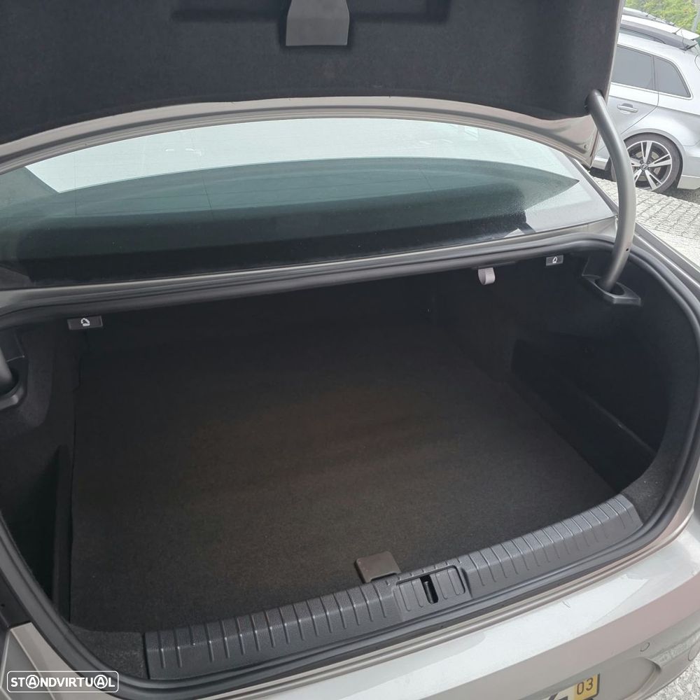 VW Passat 2.0 TDI Confortline - 36