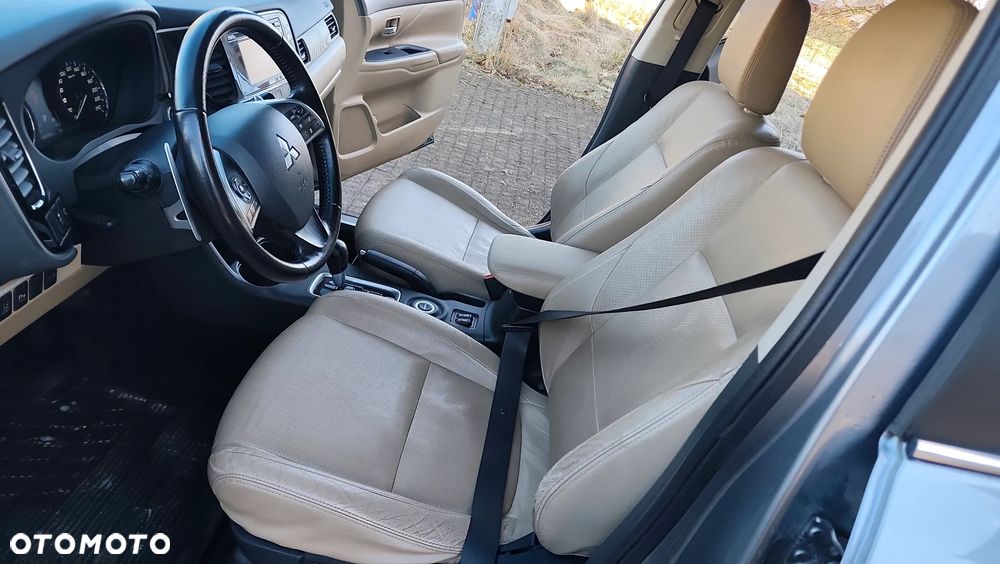 Mitsubishi Outlander 2.2 DI-D 4WD Automatik Diamant Edition+ - 10