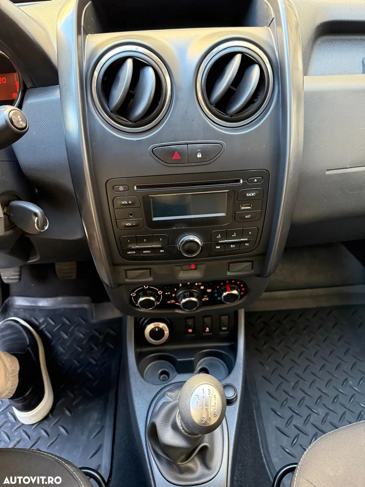 Dacia Duster 1.6 4x4 Laureate - 12
