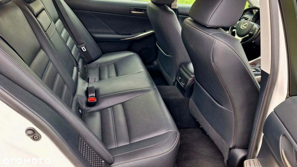 Lexus IS 300h Elegance - 20