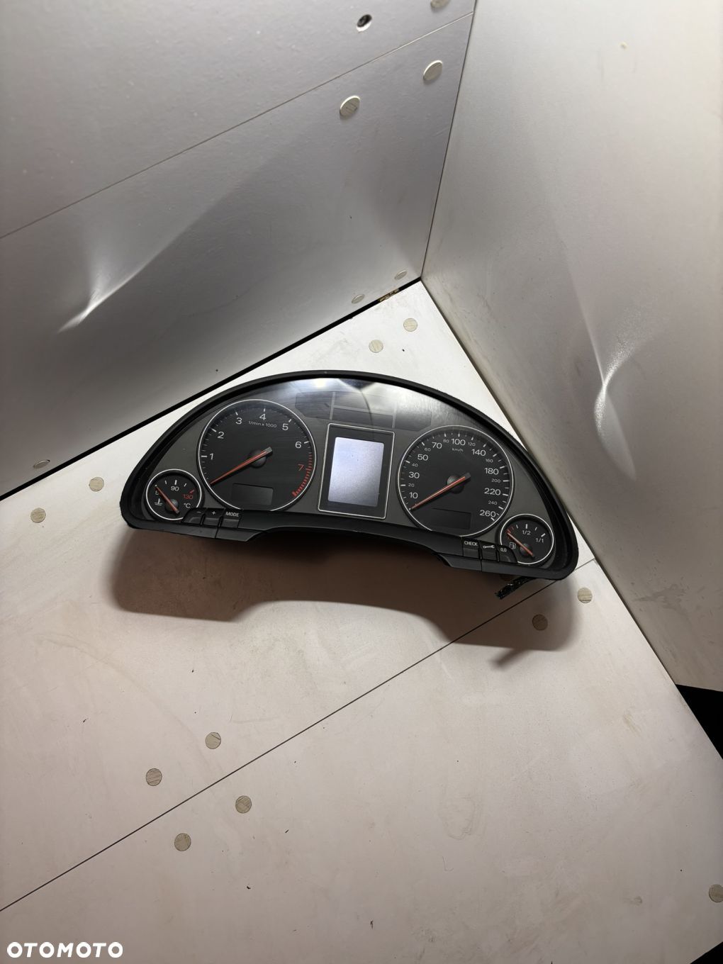 Licznik 1.8t benzyna czerwony fis Audi A4 B6 8E0 920 900 H - 1