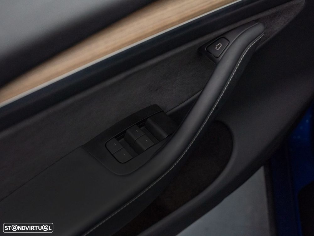 Tesla Model Y Long Range Tração Integral - 18