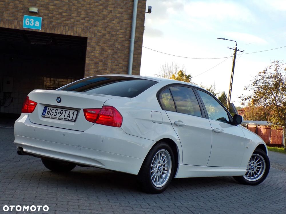 BMW 318I 2010 photo 2