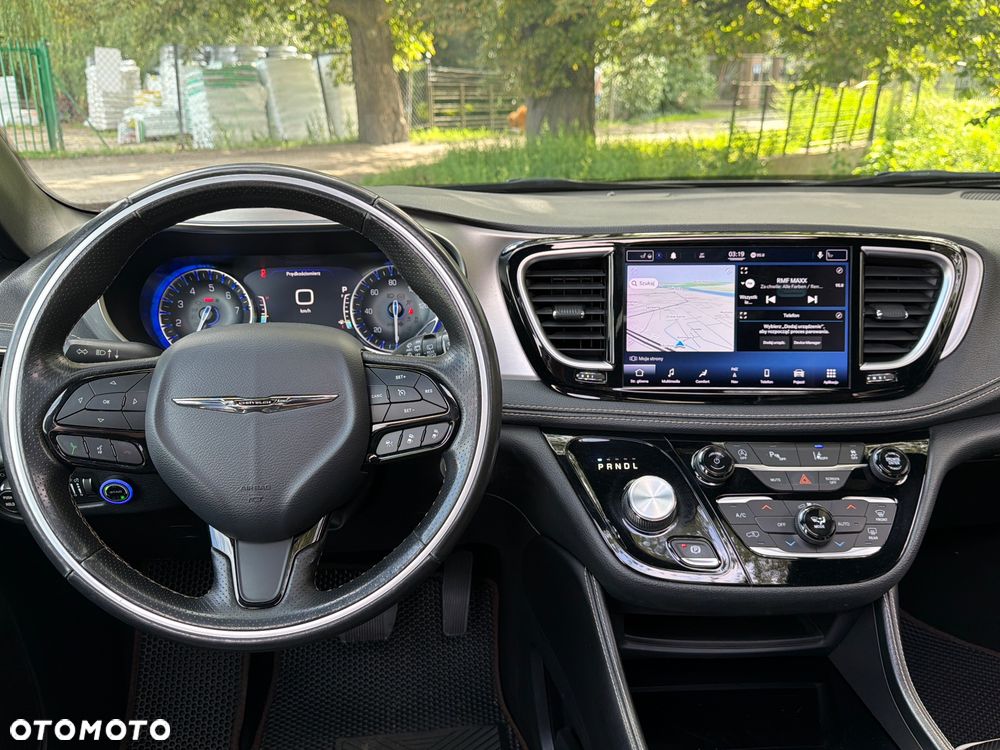 Chrysler Pacifica - 16