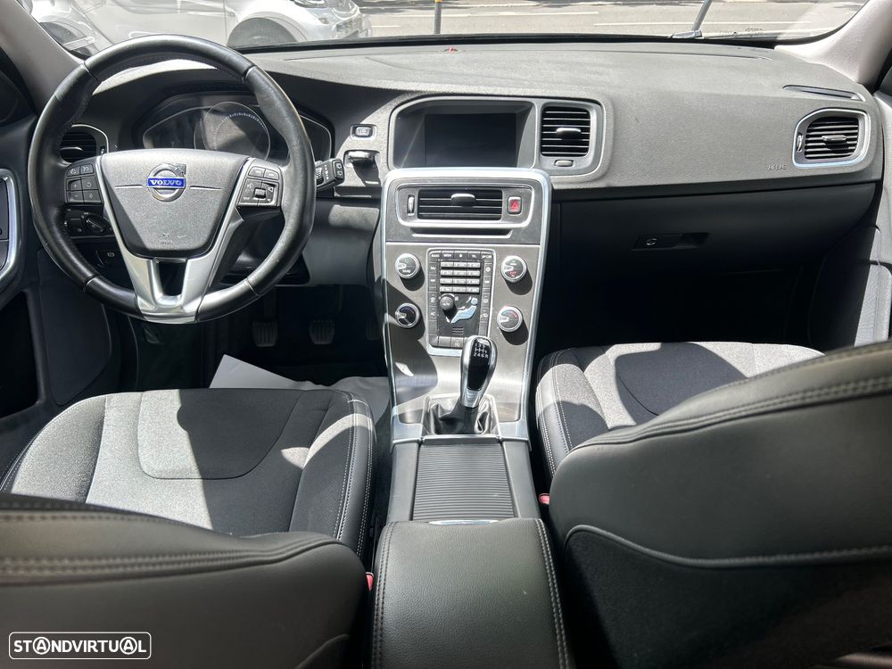 Volvo V60 2.0 D3 Momentum - 4