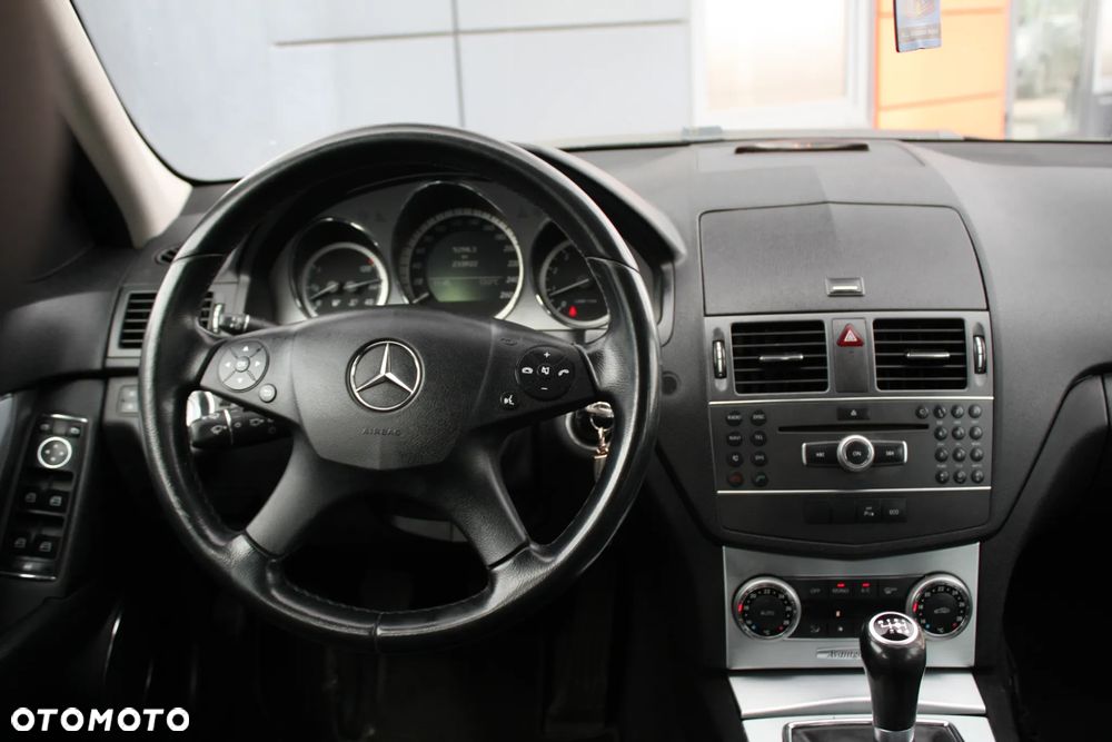 Mercedes-Benz Klasa C 180 CGI BlueEFFICIENCY Avantgarde - 25