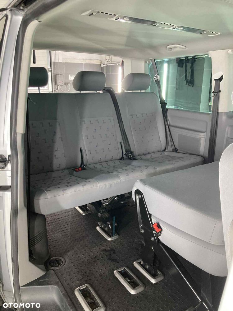 Volkswagen Caravelle - 8