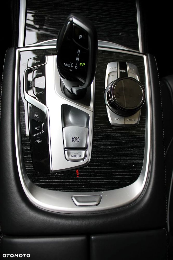 BMW Seria 7 750Li xDrive sport - 26