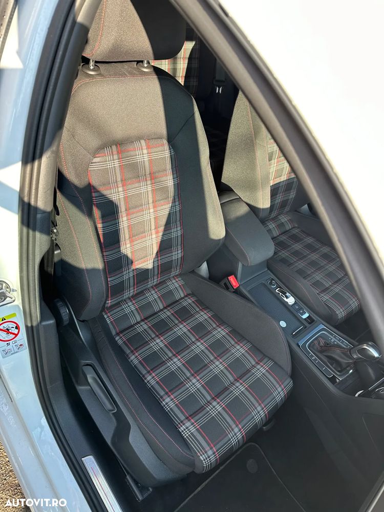 Volkswagen Golf - 24