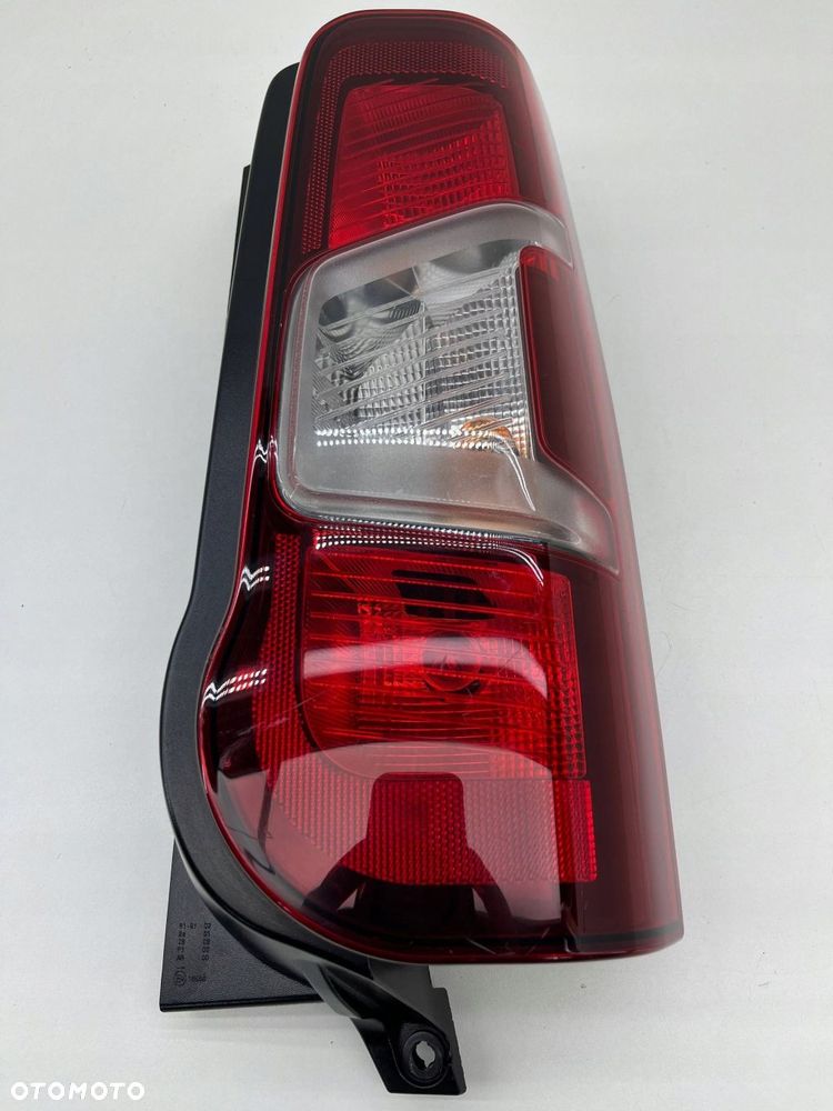 PEUGEOT RIFTER PRAWA LAMPA TYŁ 9820554880 - 2