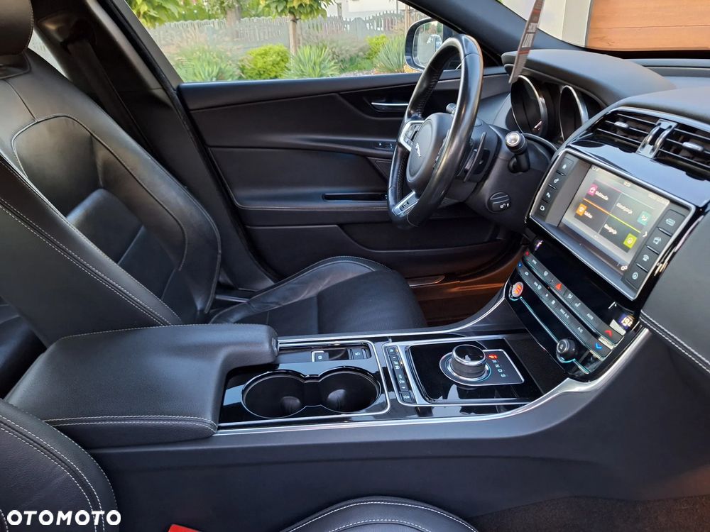 Jaguar XE 20d R-Sport - 33