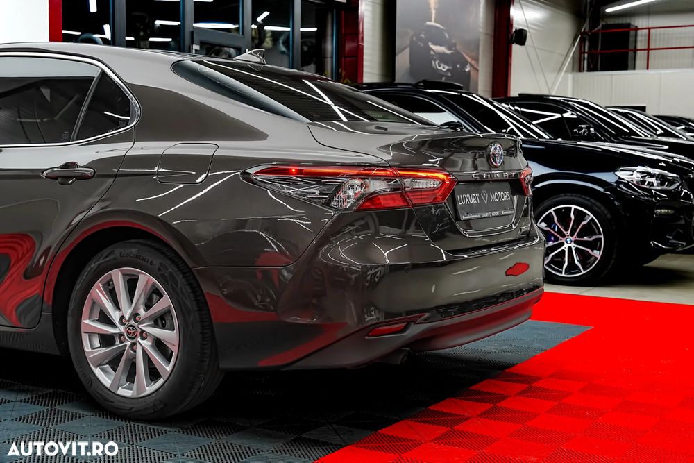 Toyota Camry Luxury - 21