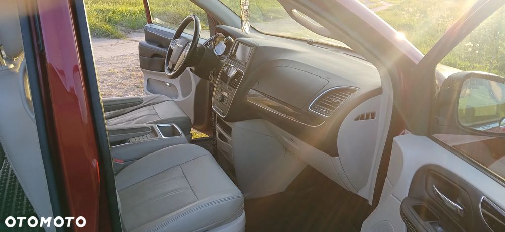 Chrysler Town & Country 3.6 Limited - 10