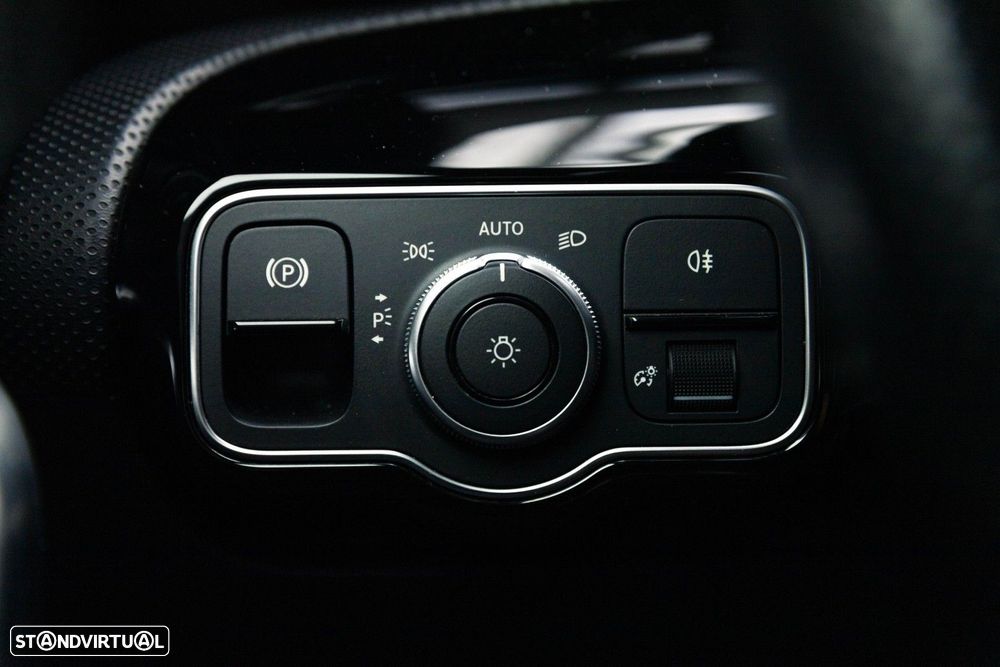 Mercedes-Benz A 250 Limousine e AMG Line - 25