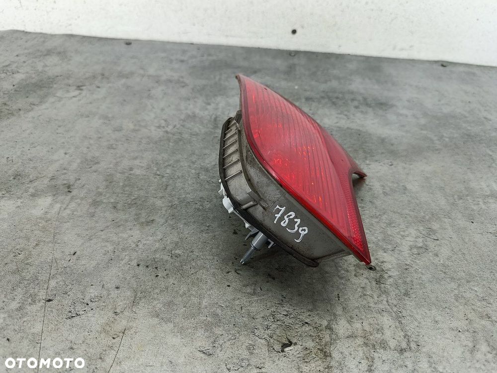 LAMPA TYLNA PRAWA W KLAPE AUDI A4 B7 8E9945094 484502  ZB 2.0 20V - 6