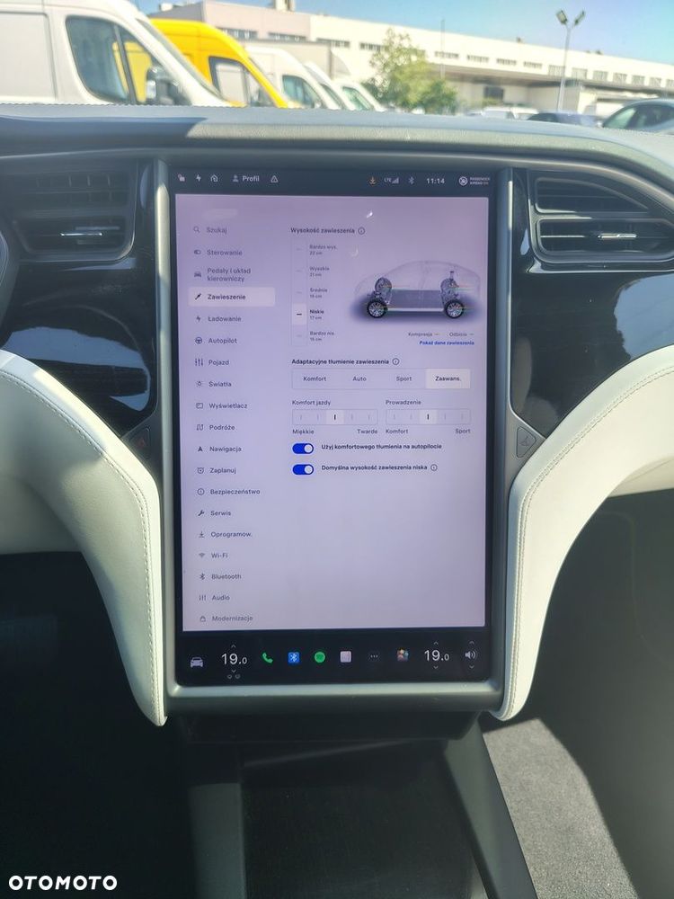 Tesla Model X - 25