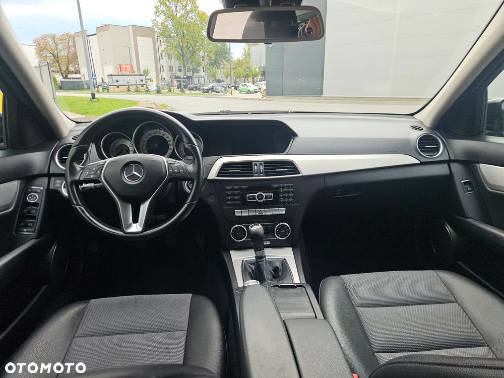 Mercedes-Benz Klasa C 180 CGI BlueEFFICIENCY Avantgarde - 25