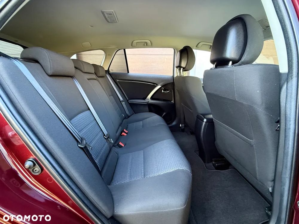 Toyota Avensis 1.8 Sol - 23