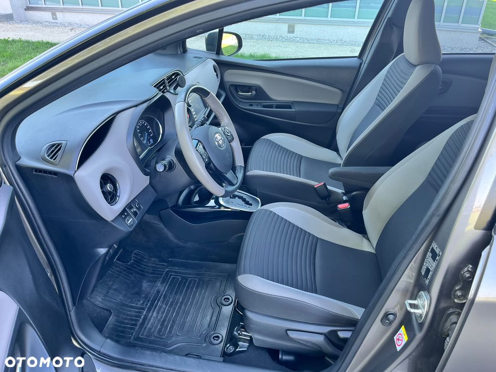 Toyota Yaris Hybrid 100 Selection Passion - 13