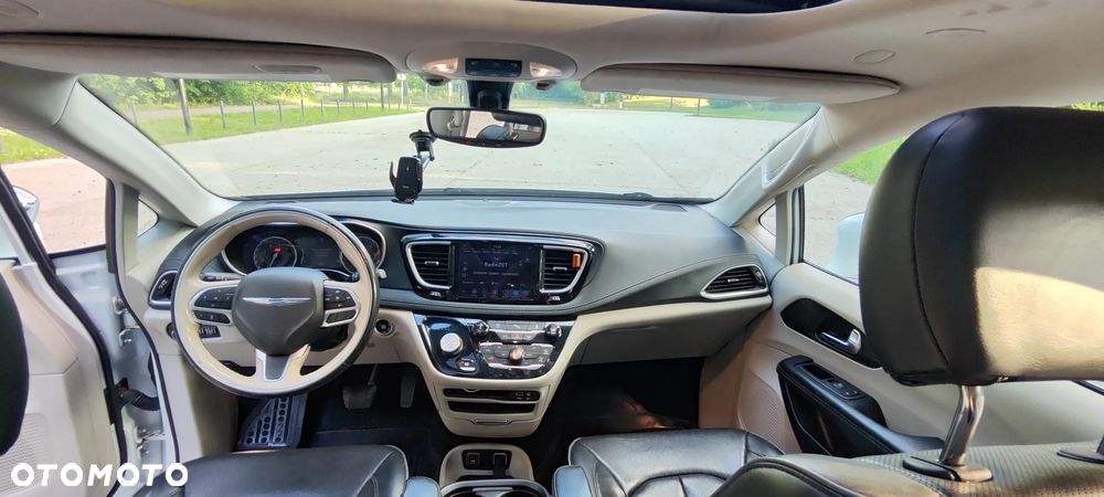 Chrysler Pacifica - 30