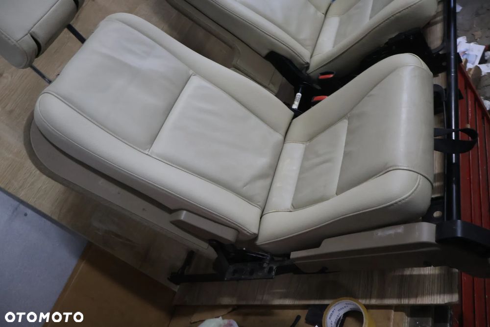 VOLVO XC90 I 02-2014 FOTELE KANAPA TYŁ 3 III RZĄD SKŁADANE BEŻ - 9