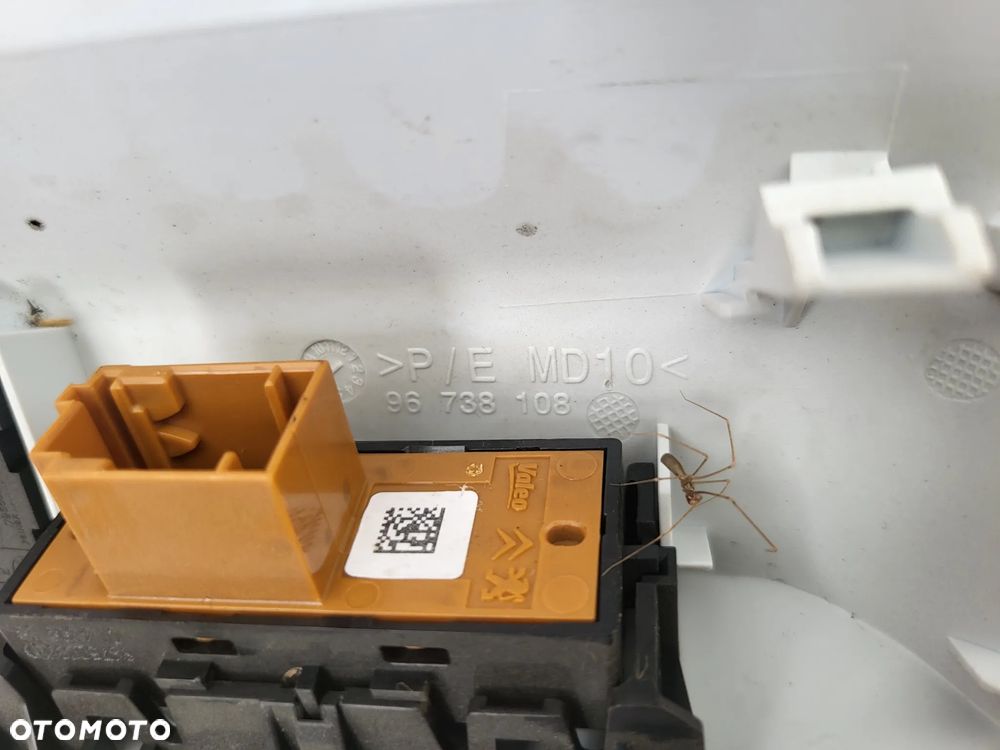 Lampka oświetlenie kabiny Peugeot 2008 - 4