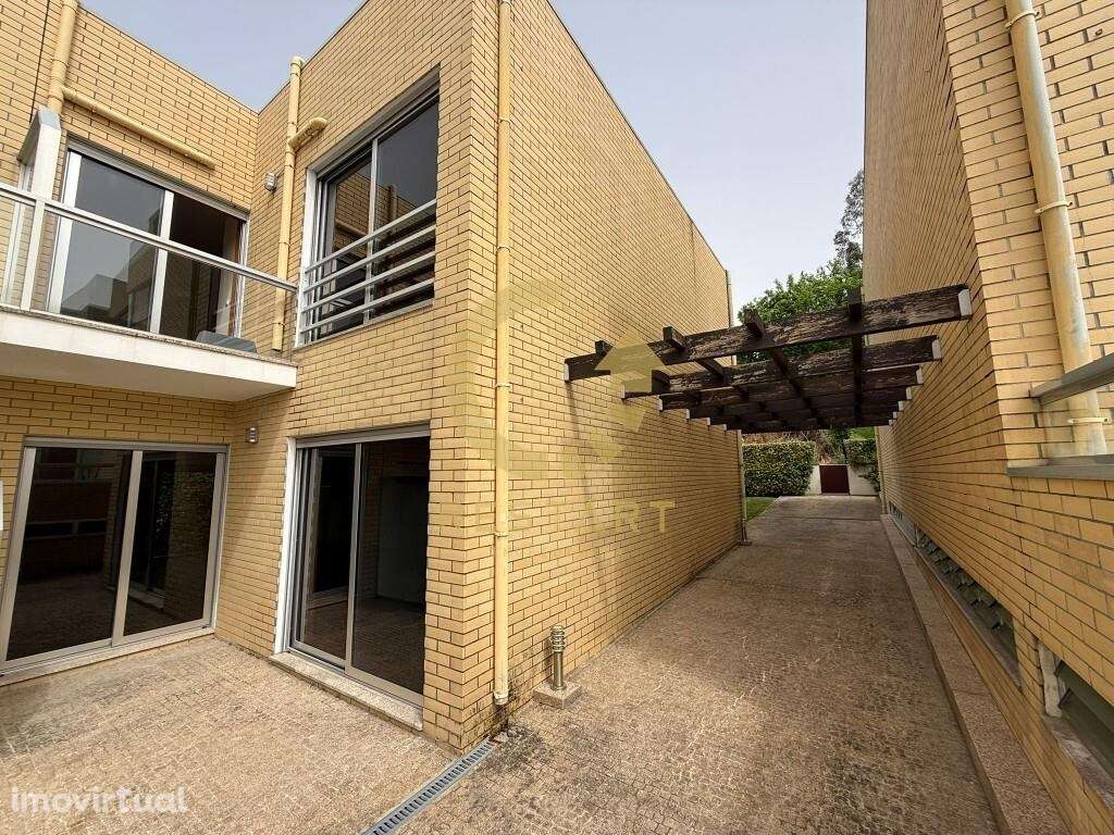 Moradia T4 Triplex em condomínio fechado com piscina - Grande imagem: 5/47