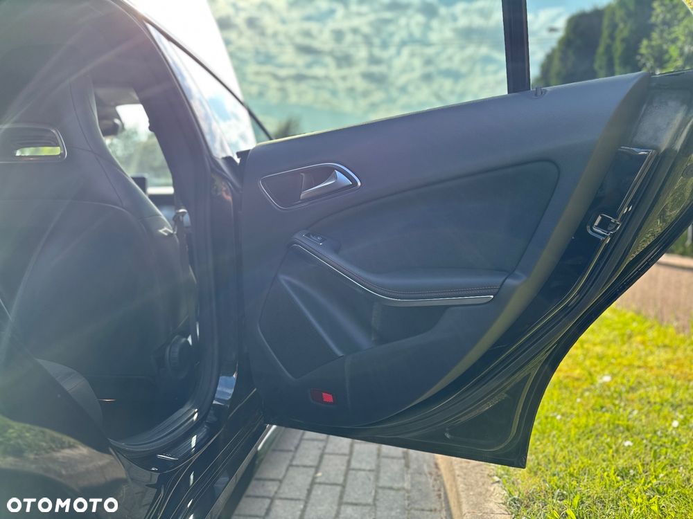 Mercedes-Benz CLA Shooting Brake 180 7G-DCT AMG Line - 35