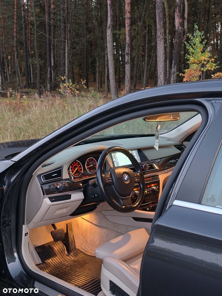 BMW Seria 7 740i L - 7