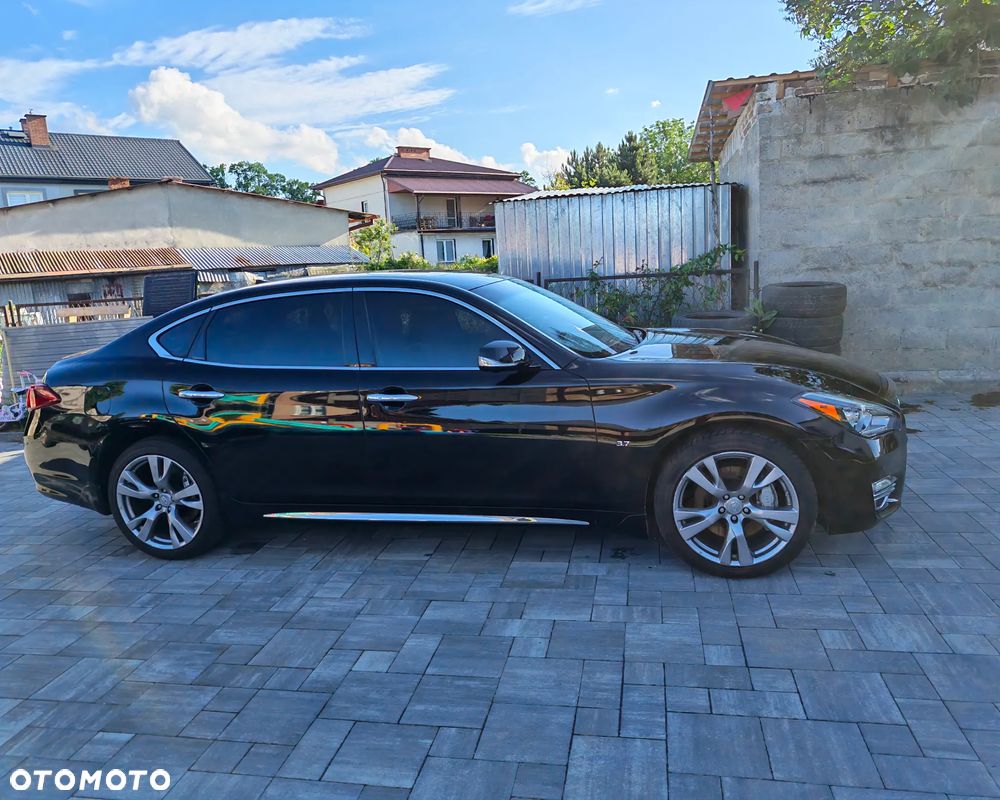 Infiniti Q70 - 2