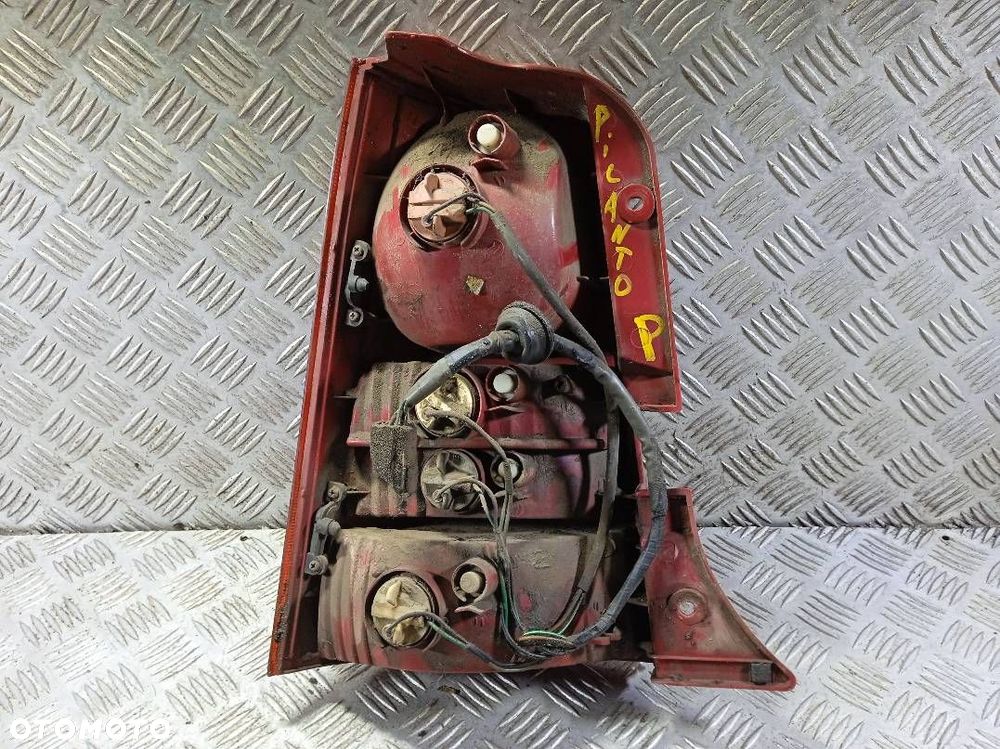 LAMPA PRAWA TYLNA KIA PICANTO - 2
