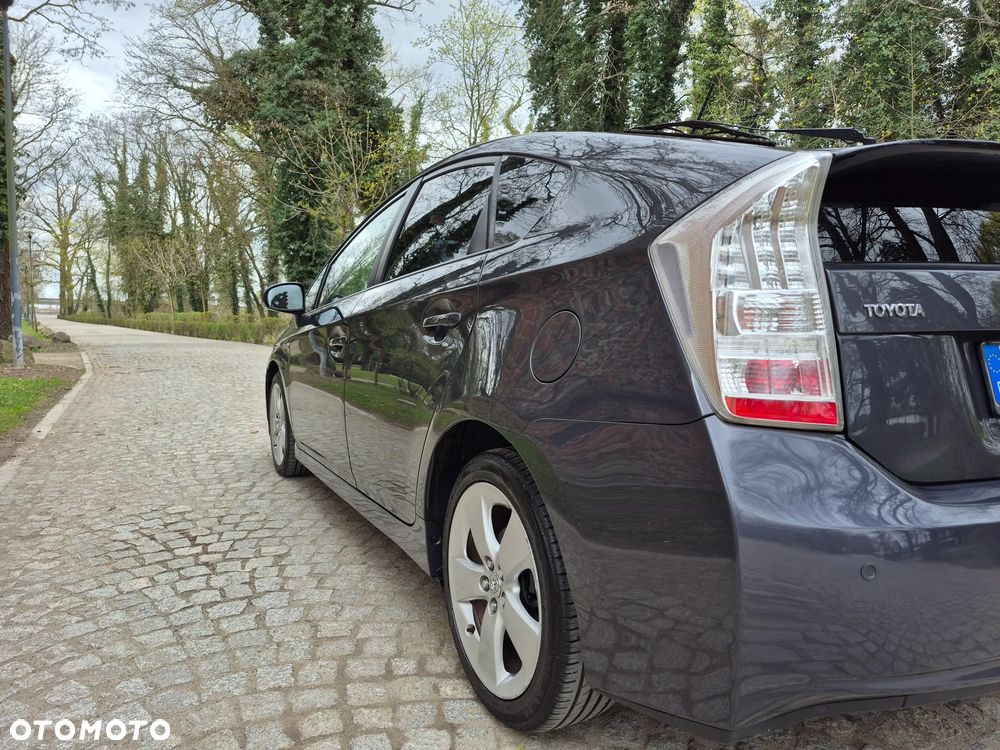 Toyota Prius (Hybrid) Executive - 12
