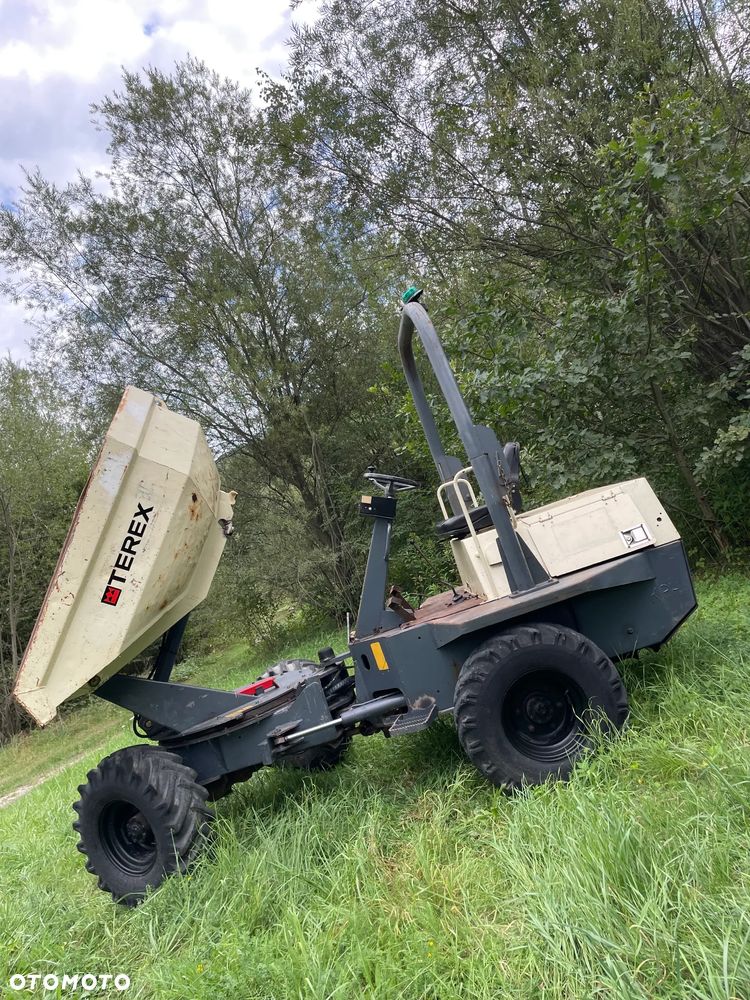 Terex DS030S Benford 3 tony OBROTOWE. Wozidło Budowlane-Rolnicze. Wózek z Obrotową Kolebą. 3 tony ładowność. 4x4. Mocny Silnik 4 cylindry Kubota 50km. 2600 mtg. Jazda 3 prędkości. Maszyna jak Nowa z Norweskiego Gospodarstwa! Ani deka luzów i wycieków! Pełny Oryginał. Hamulce brzytwa. Serwisy w DEKRA. Maszyna Woziła lekkie ładunki. Praktycznie zerowe zużycie. Wielka Okazja. Wszystko w pełnym Oryginale. Opony Oryginał w bardzo dobrym stanie! Potężna moc! - 32
