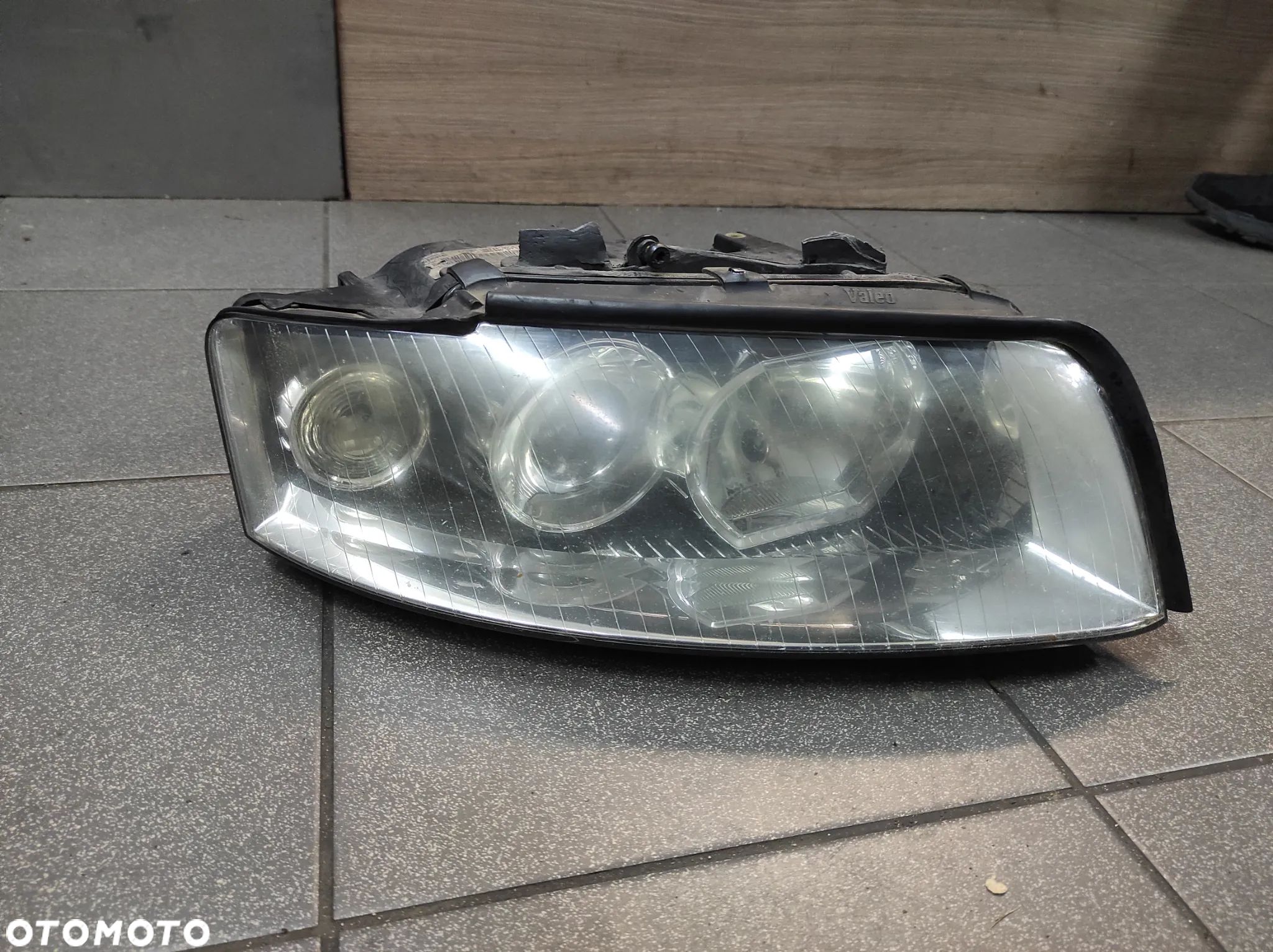 LAMPA PRAWA PRZEDNIA AUDI A4 B6 XENON .3. BRAK 2 ZACZEPÓW WYSYŁKA !!! - 1