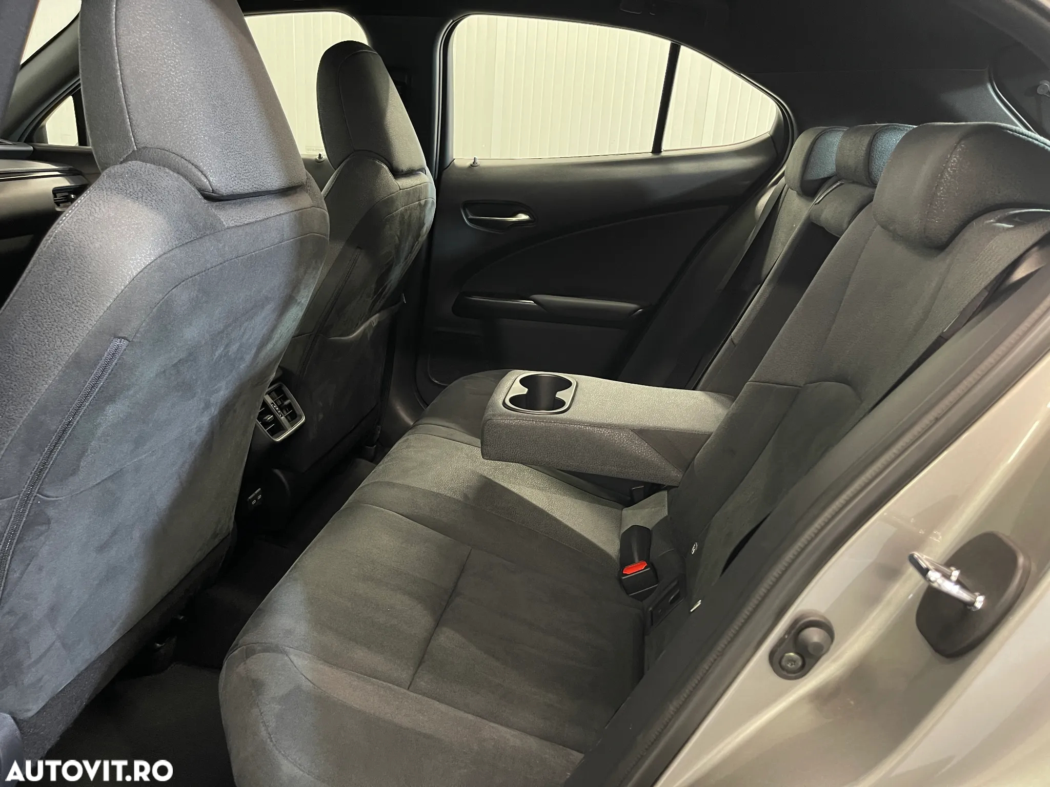 Lexus UX 250h 2.0L HEV 20H- (178 HP) 4X2 CVT Business - 11