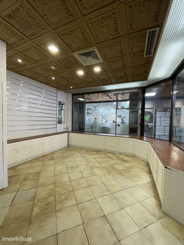 Excelente loja com montra generosa - Grande imagem: 4/16