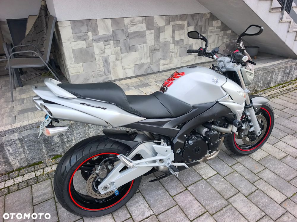 Suzuki GSR - 4