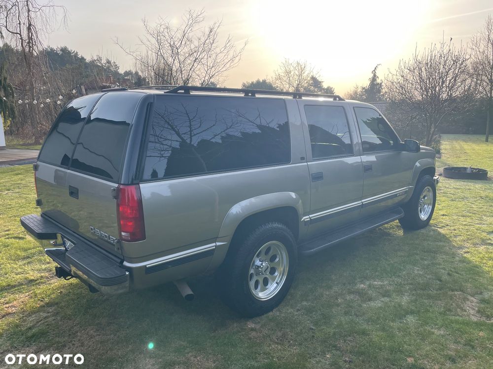 Chevrolet Suburban - 4