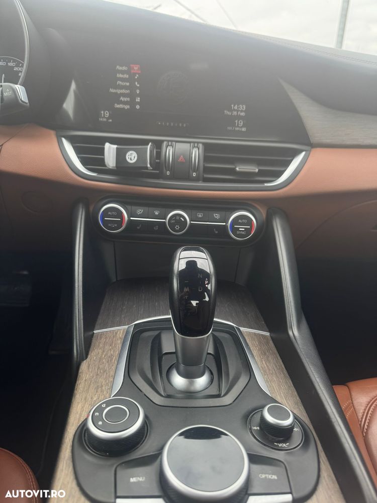 Alfa Romeo Giulia 2.2 AT8 Business - 9