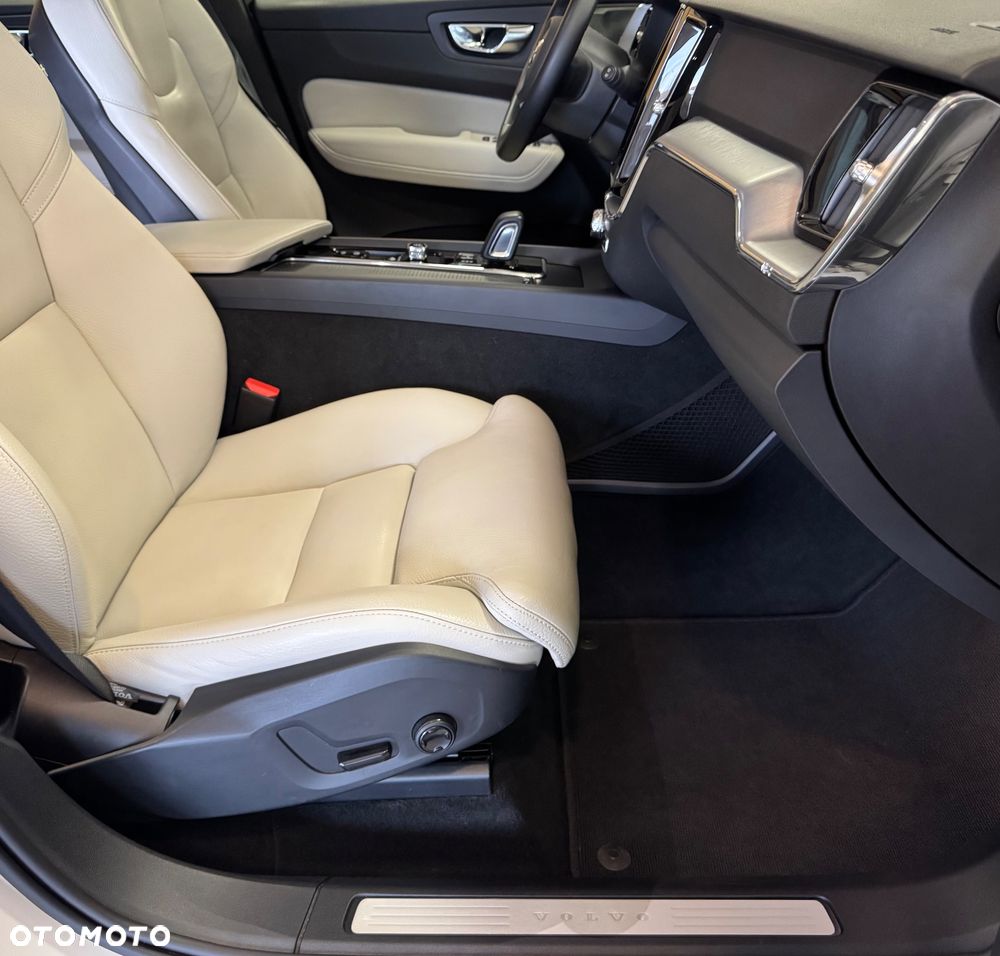 Volvo XC 60 B4 D AWD Momentum Pro - 8