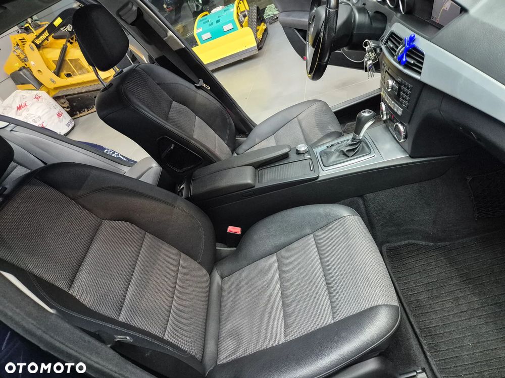 Mercedes-Benz Klasa C 200 T CGI Automatik BlueEFFICIENCY Avantgarde - 35