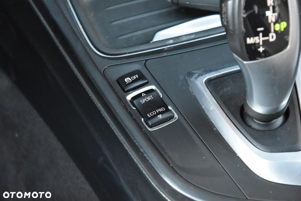 BMW Seria 3 320d Sport Line - 23