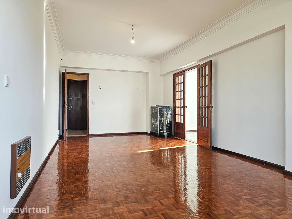 Apartamento T3 no Restelo: Luminosidade e Localização Premium para a S - Grande imagem: 2/21
